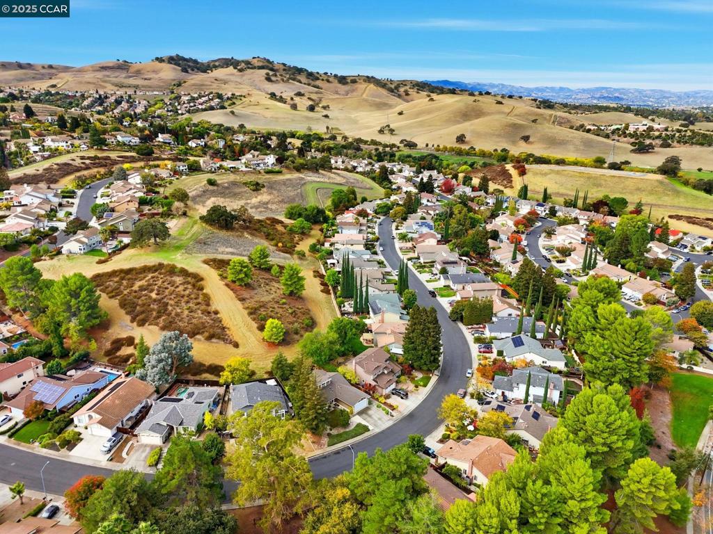 PINE HOLLOW EST. - Residential