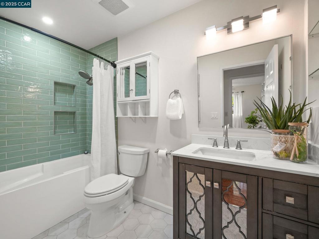 PINE HOLLOW EST. - Residential