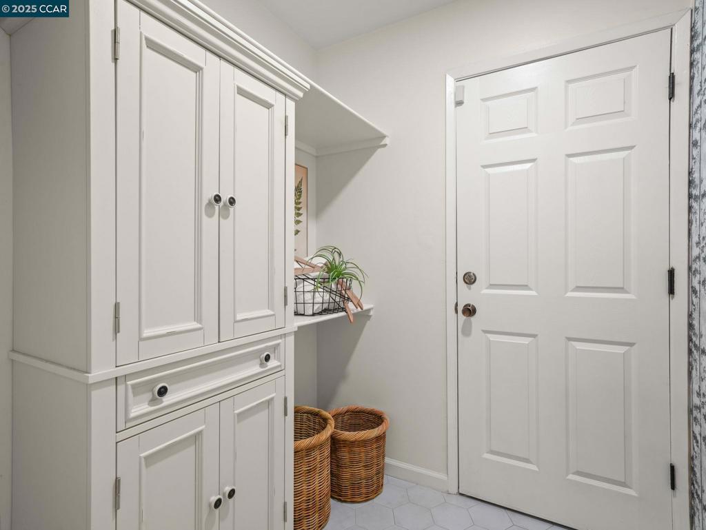 PINE HOLLOW EST. - Residential