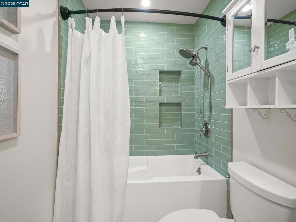 PINE HOLLOW EST. - Residential