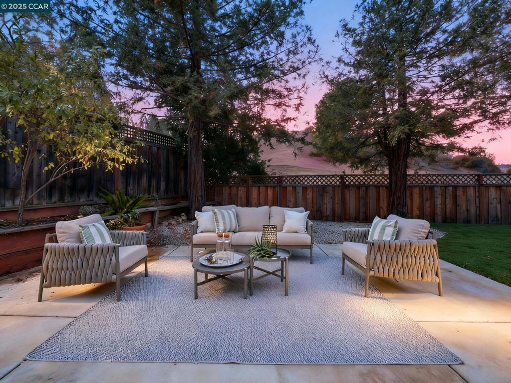 PINE HOLLOW EST. - Residential