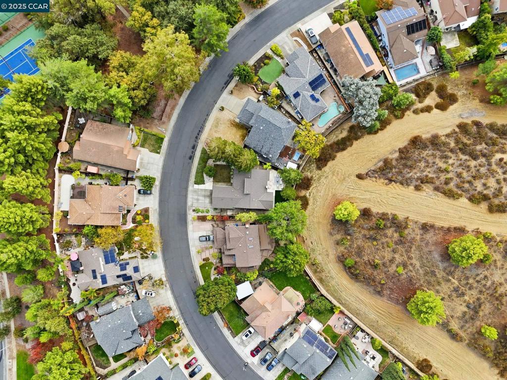 PINE HOLLOW EST. - Residential