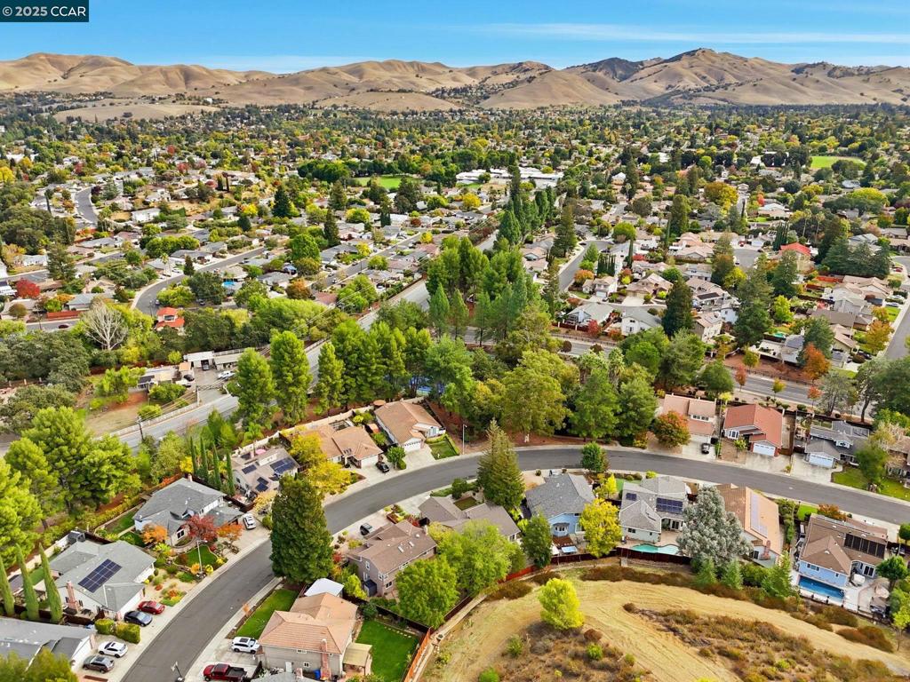 PINE HOLLOW EST. - Residential