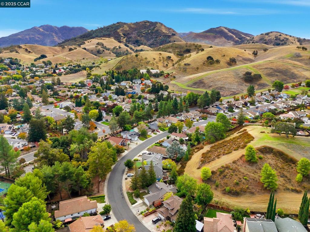 PINE HOLLOW EST. - Residential