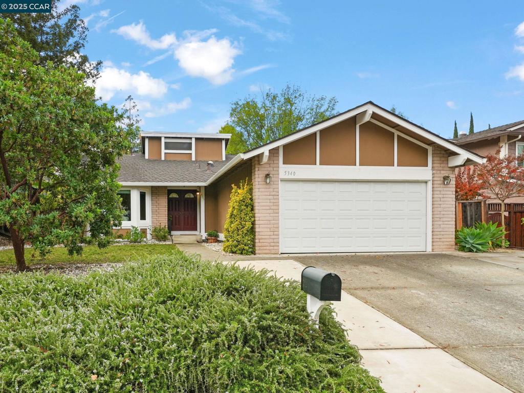 PINE HOLLOW EST. - Residential