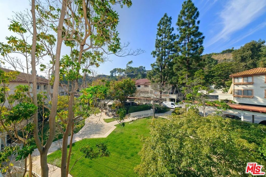 Photo of 501 Palisades Drive #308, Los Angeles, CA 90272 (MLS # 26991083)