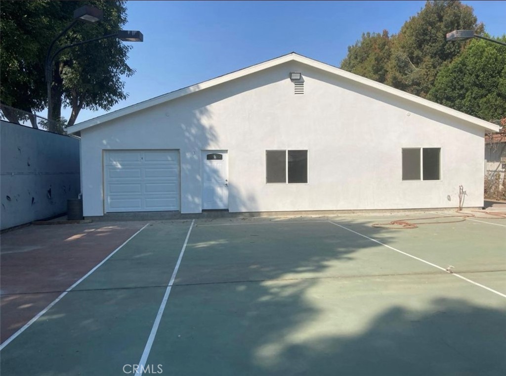 Beautiful one-bedroom guest house located in a quiet, desirable neighborhood south of Ventura Blvd in Woodland Hills. This detached back unit offers privacy and comfort with a spacious living and dining area, open kitchen with granite countertops, and modern appliances including washer, dryer, dishwasher, oven, and refrigerator. Features a private walkway entrance, large private yard, and separate mailbox. Conveniently located within walking distance to shopping, dining, and public transportation.