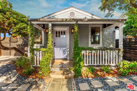 Photo of 1016 Oakwood Avenue, Venice, CA 90291 (MLS # 26849031)