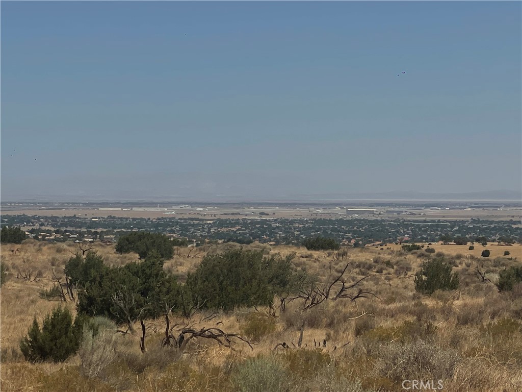 IVESTMENT OPPORTUNITY! Rural/Agricultural- Vacant Land for sale in Palmdale! this 20 -acre land is a rural road located in the a nice city-view, the area is Characterized by expansive properties, including Ranches.
The property offers panoramic mountains views providing a tranquil ,countryside atmosphere, with Properties offering expansive land and scenic views, making it a desirable location for those seeking a rural lifestyle within proximity to Palmdale amenities.