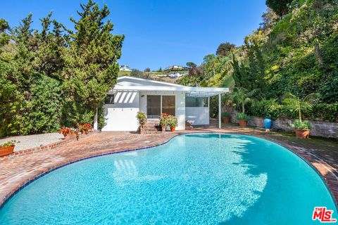 Photo of 9534 Gloaming Drive, Beverly Hills, CA 90210 (MLS # 25602201)