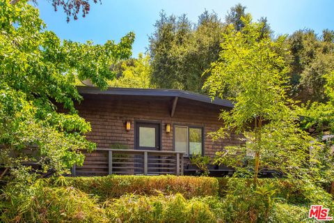 Photo of 9648 Yoakum Drive, Beverly Hills, CA 90210 (MLS # 26678225)