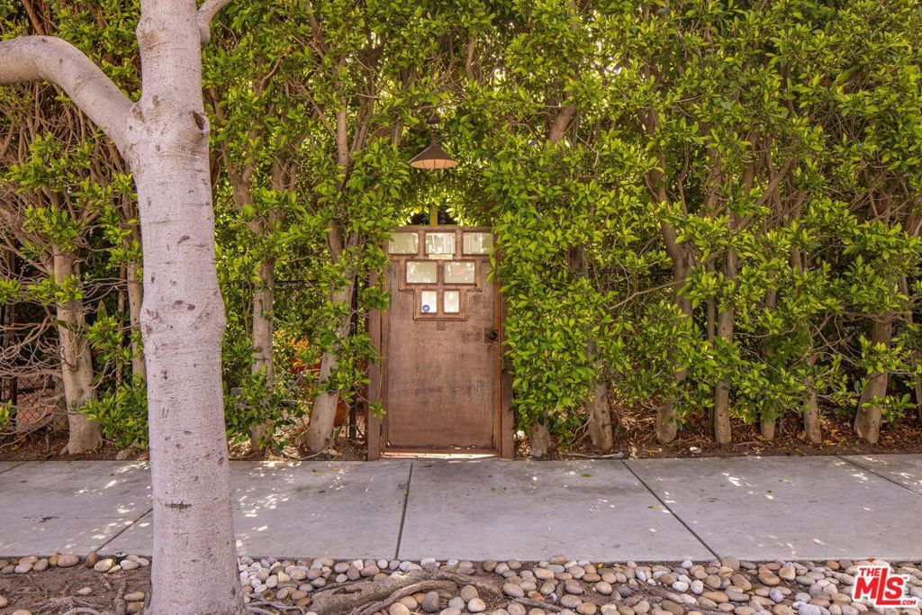 Photo of 2536 Beverley Avenue, Santa Monica, CA 90405 (MLS # 26666213)