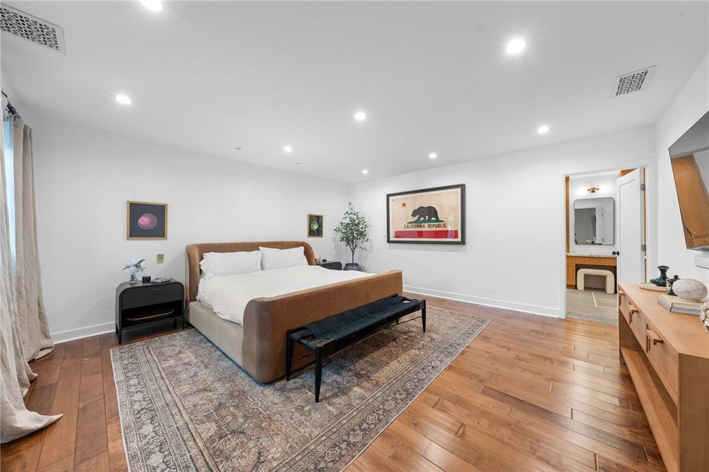 Photo of 16206 Morrison Street, Encino, CA 91436 (MLS # SR25240733)