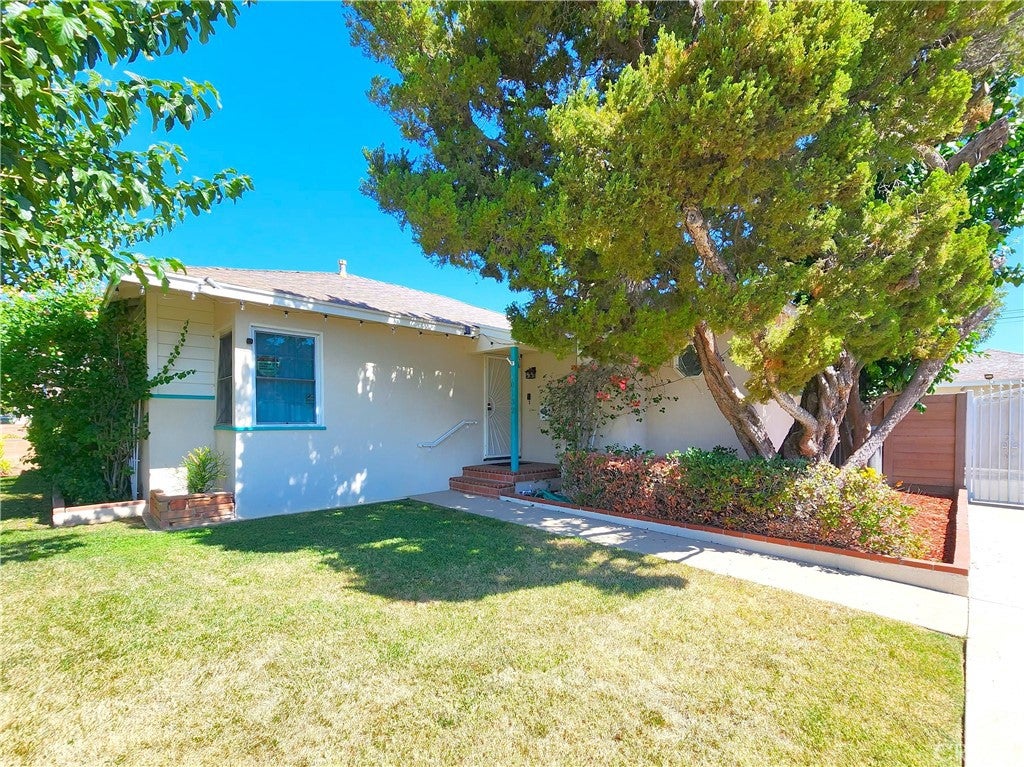 10132 Densmore Avenue