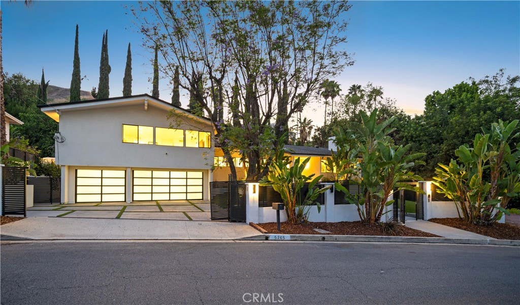 Photo of 5265 Del Moreno Drive, Woodland Hills, CA 91364 (MLS # SR26134656)