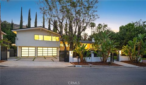 Photo of 5265 Del Moreno Drive, Woodland Hills, CA 91364 (MLS # SR26134656)