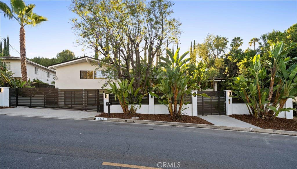 Photo of 5265 Del Moreno Drive, Woodland Hills, CA 91364 (MLS # SR26134656)