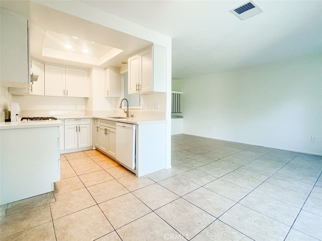 listing image 130724537573416615823