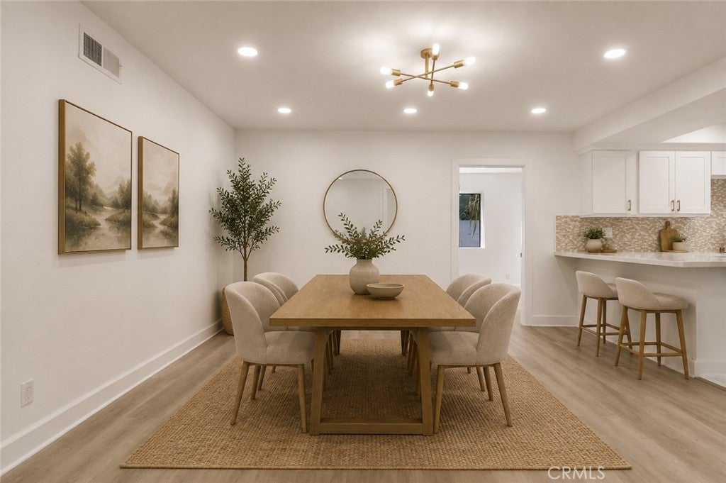 2122 W Chalet