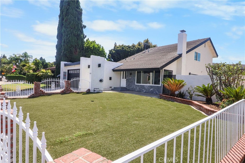 2122 W Chalet