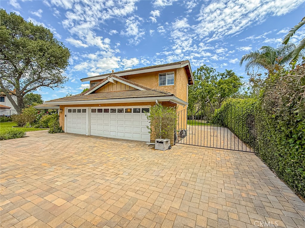 984 Oakmont Court