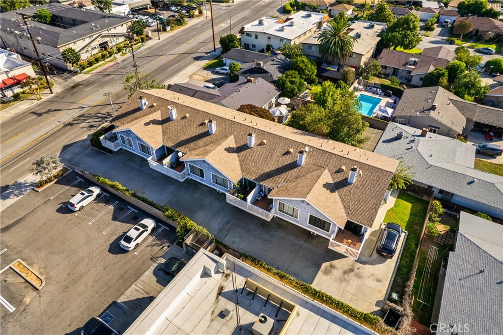 916 W Duarte
