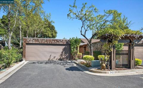 Photo of 242 The Knoll Knls, Orinda, CA 94563 (MLS # 41128228)