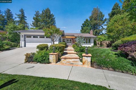 Photo of 228 Royal Saint Ct Ct, Danville, CA 94526 (MLS # 41131012)