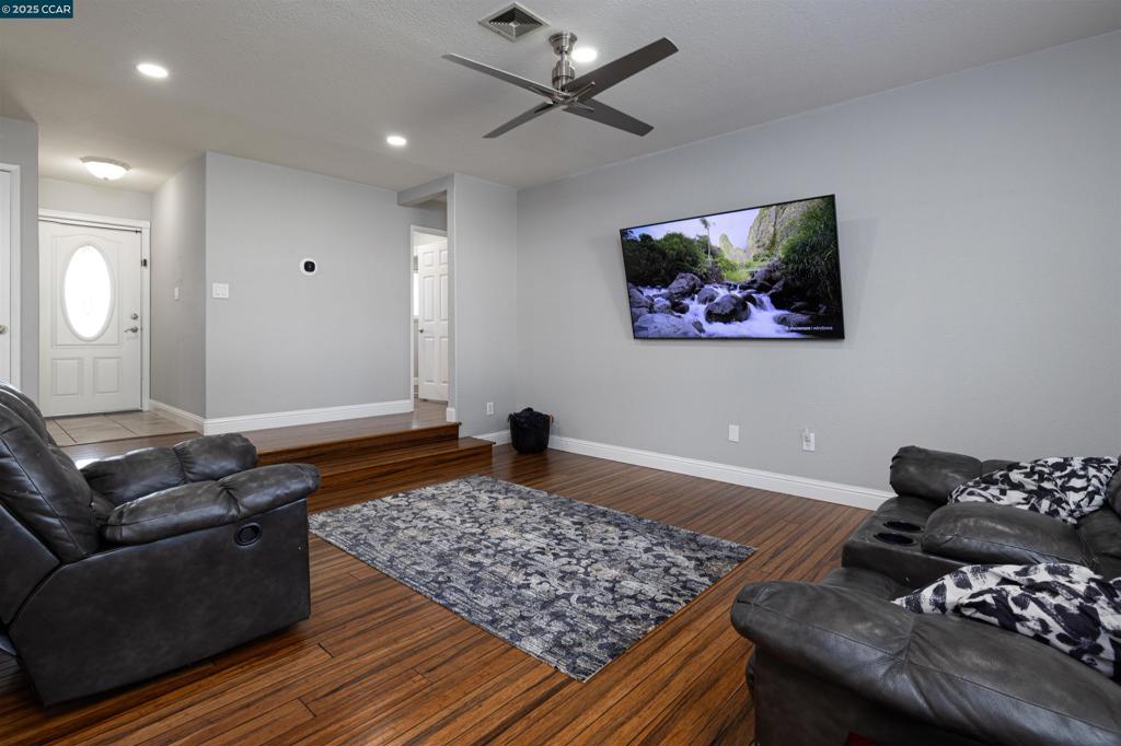 4852 Regents Park Ln