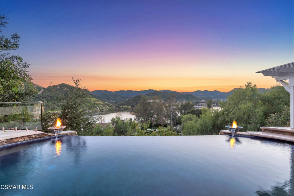 708 Ravensbury Street