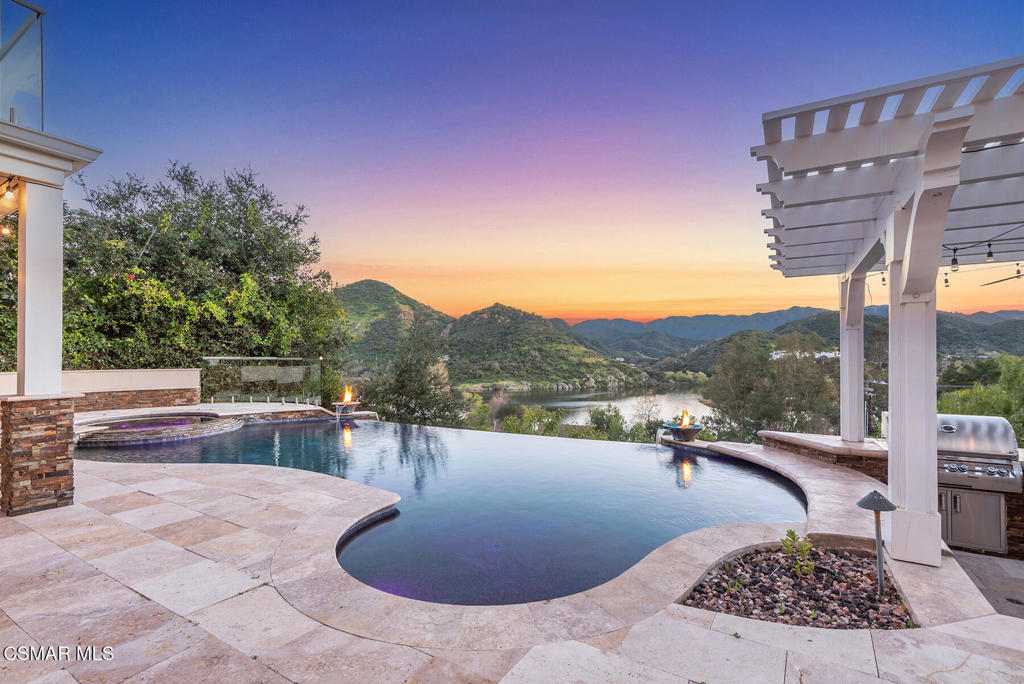 708 Ravensbury Street