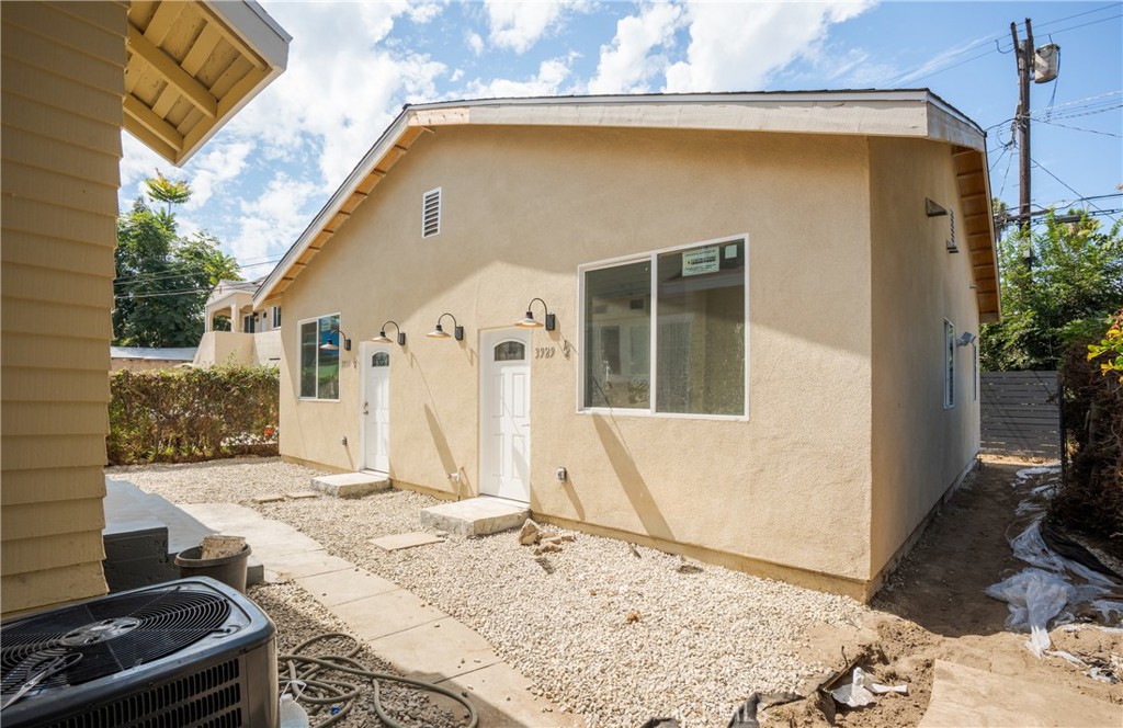 Beautiful new construction ADU in the heart of Los Angeles. This unit is 2 beds and one bath with high ceilings and new appliances. Not only that but the location! It is right next to USC, Downtown LA, SoFi stadium, the LA Memorial Coliseum, and BMO Stadium.