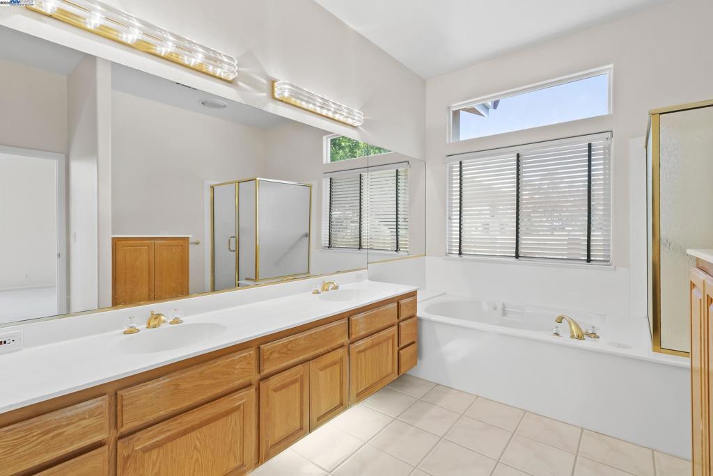 DISCOVERY BAY COUNTRY CLUB - Residential