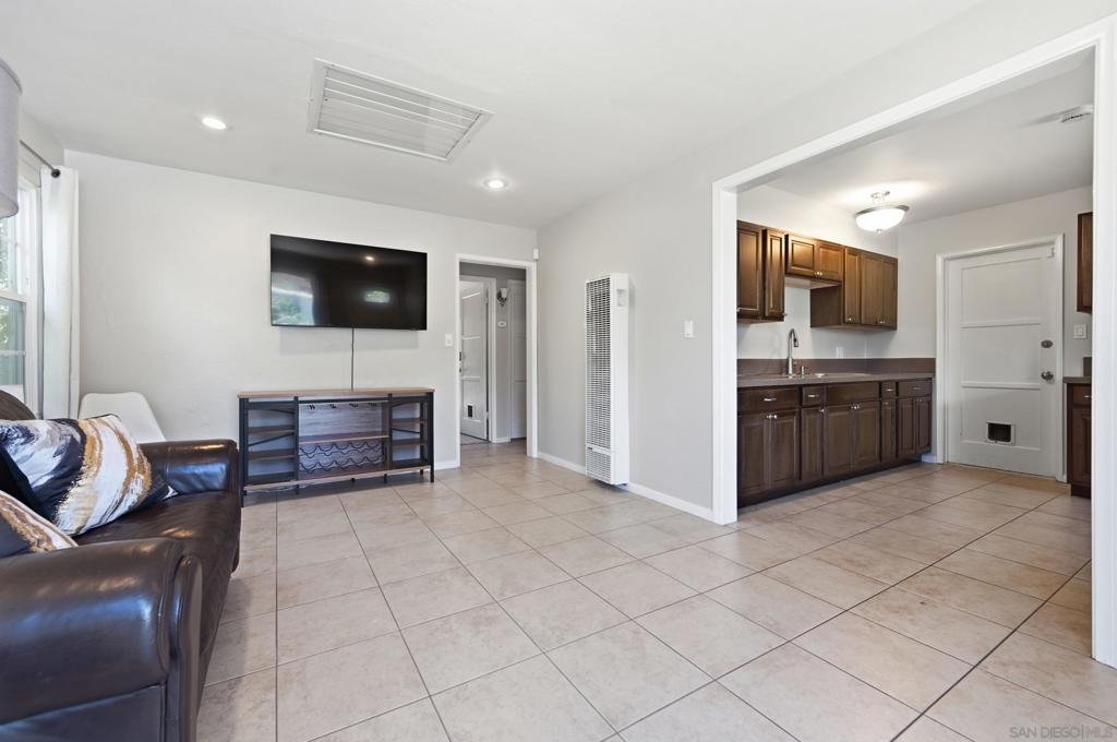 3467 Glade St.