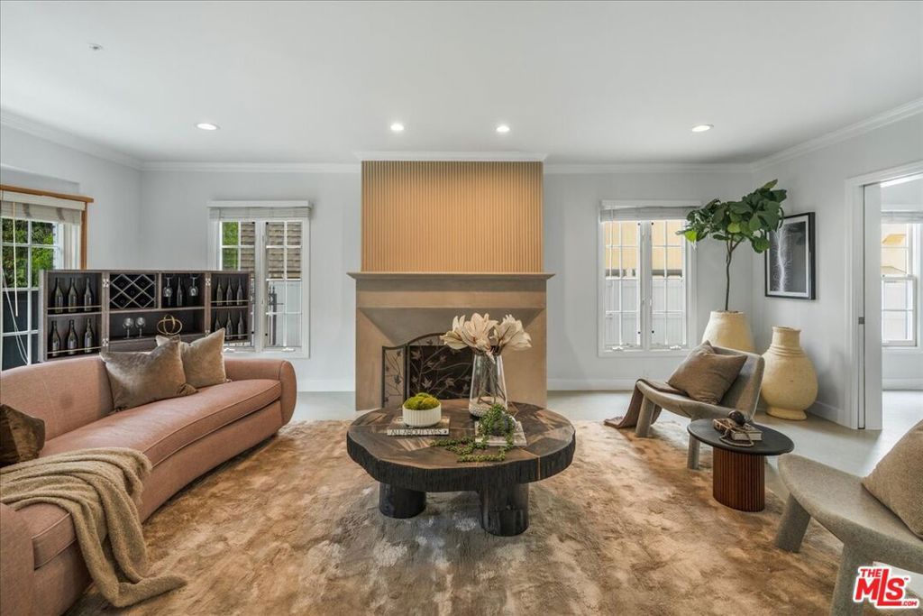 Photo of 725 N Doheny Drive, Beverly Hills, CA 90210 (MLS # 25558115)