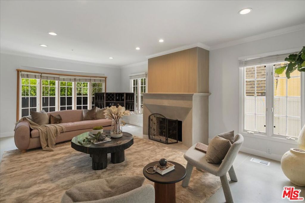 725 N Doheny Drive