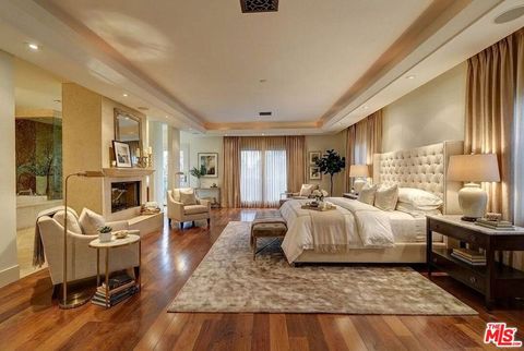 Tiny photo for 209 S Anita Avenue, Los Angeles, CA 90049 (MLS # 25575103)