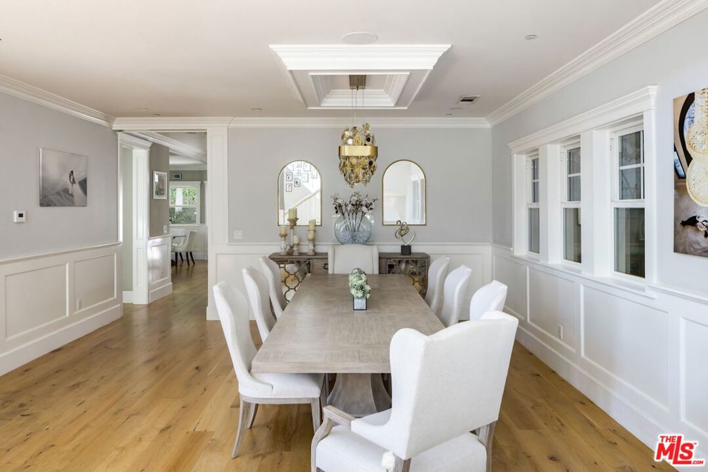 5523 Longridge Avenue