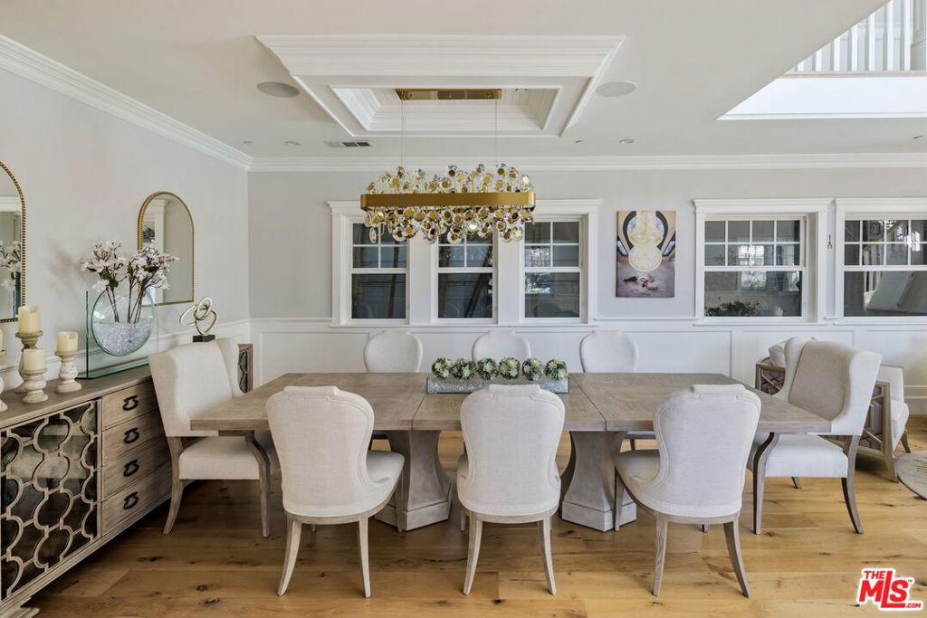 5523 Longridge Avenue