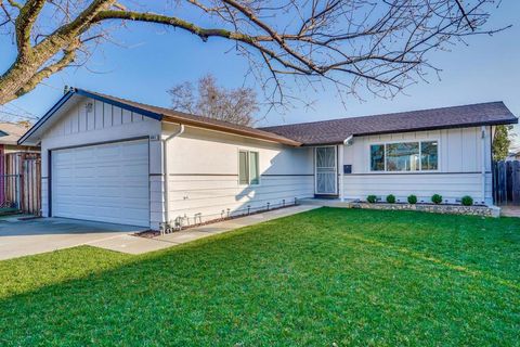 Photo of 961 Lambaren Avenue, Livermore, CA 94551 (MLS # ML82033748)