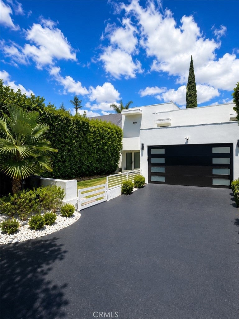 Photo of 14721 Valley Vista BLVD, Sherman Oaks, CA 91403 (MLS # SR26116249)