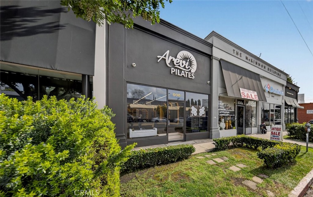 906 N La Cienega Boulevard
