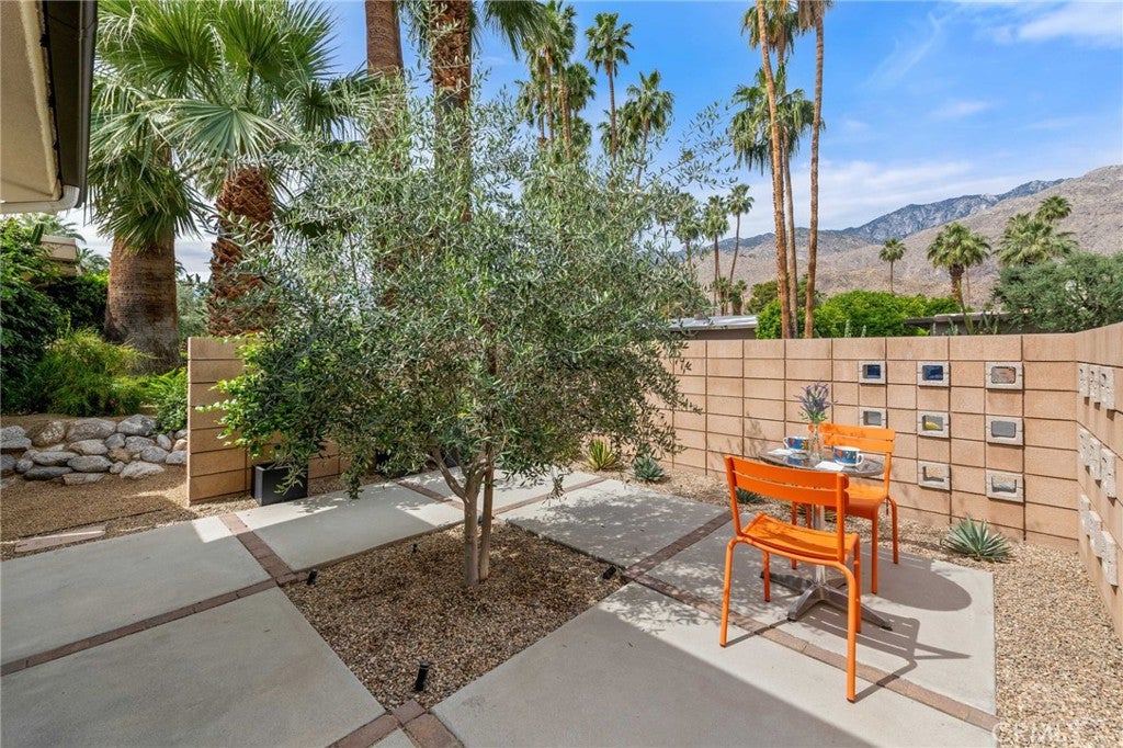 1200 S. Manzanita Avenue