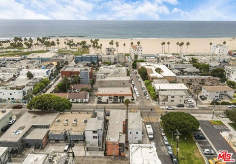 Photo of 1304 Pacific Avenue, Los Angeles, CA 90291 (MLS # 26989457)