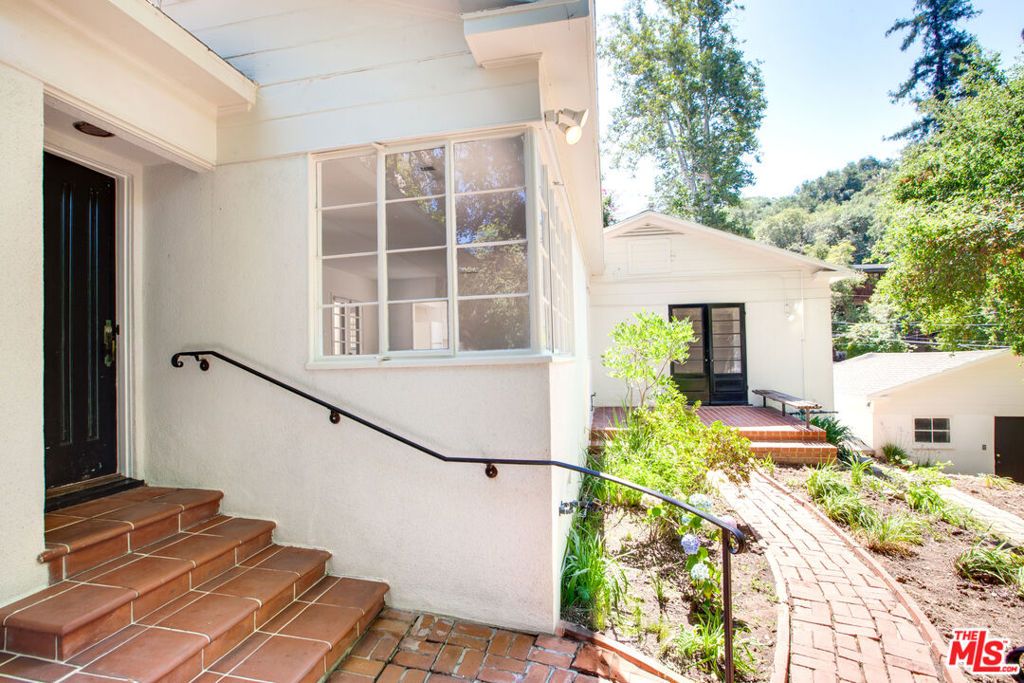 Photo of 10321 Chrysanthemum Lane, Los Angeles, CA 90077 (MLS # 25567471)