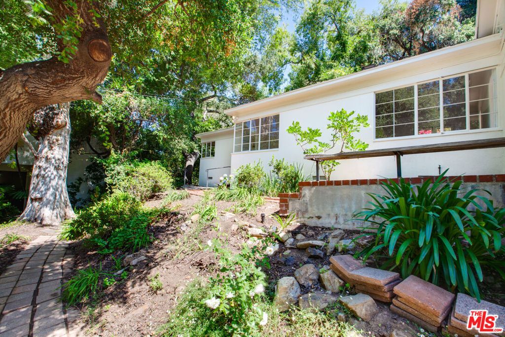 Photo of 10321 Chrysanthemum Lane, Los Angeles, CA 90077 (MLS # 25567471)