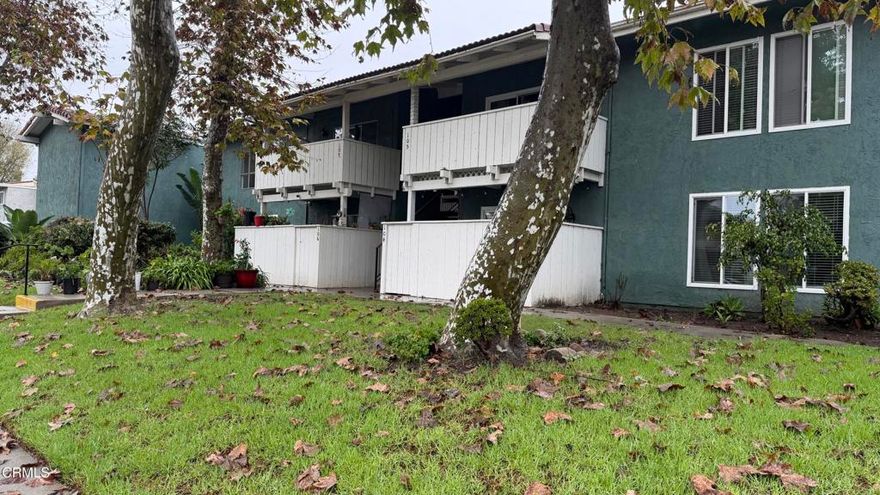 Lovely remodeled 3 Bedroom and 2 bath uplevel Ventura condo. New kitchen and bathrooms. Association swimming pool, near parks and schools, shopping center and government center.