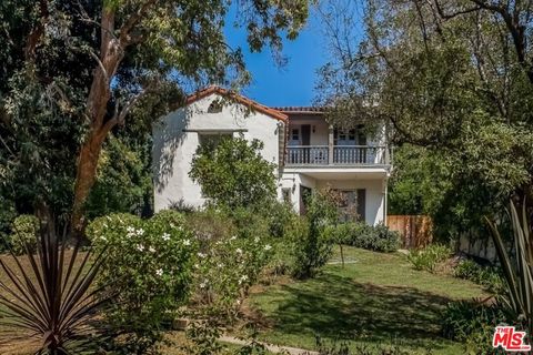 Photo of 1332 Comstock Avenue, Los Angeles, CA 90024 (MLS # 26738501)