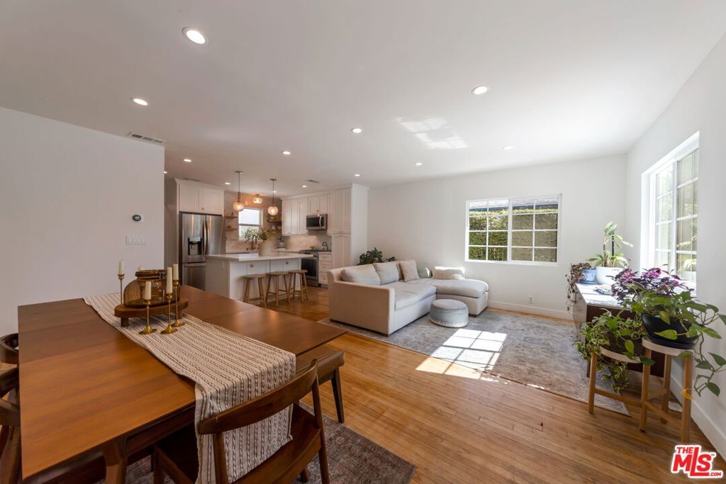 Photo of 14333 Tiara Street, Van Nuys, CA 91401 (MLS # 25608497)