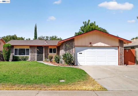 Photo of 421 East Serrano Way WAY, Stockton, CA 95207 (MLS # 41145614)